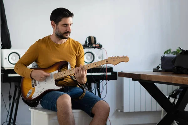 Menino Com Barba Tocando Guitarra Casa Com Piano Nas Costas — Fotografia de Stock