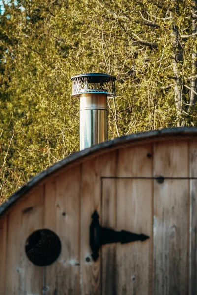 木造の煙突の垂直ショット — ストック写真
