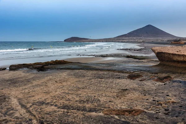 Eine Nahaufnahme Von Einem Einsamen Strand Und Dem Meer Mit — Stockfoto