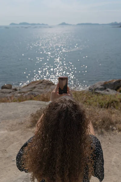 Meisje Maakt Een Foto Van Een Prachtig Landschap Met Cies — Stockfoto