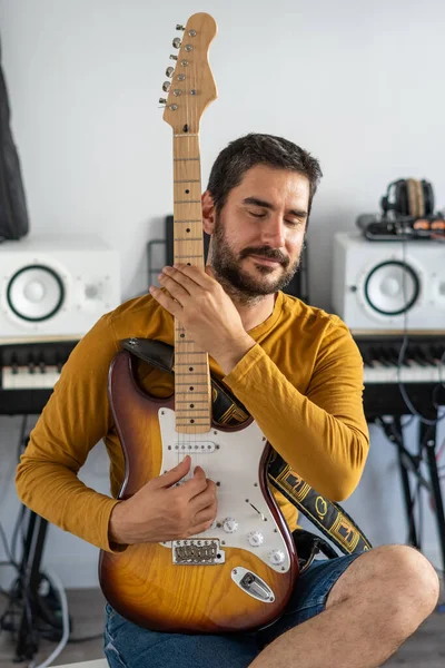 Menino Com Barba Tocando Guitarra Casa Com Piano Nas Costas — Fotografia de Stock