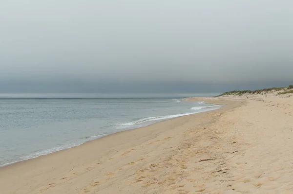 Praia Vazia Com Mar Céu Fundo Cape Cod Massachusetts — Fotografia de Stock