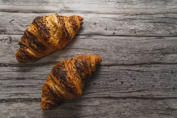 Köstliche Schoko Croissants Auf Einem Grauen Holztisch — Stockfoto