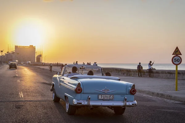 Habana Cuba 2019年4月15日 晴れた日にレトロな車や人々とハバナ通りのクローズアップショット — ストック写真