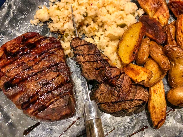 Eine Portion Köstlicher Steaks Mit Weißem Reis Und Gebratenen Kartoffeln — Stockfoto