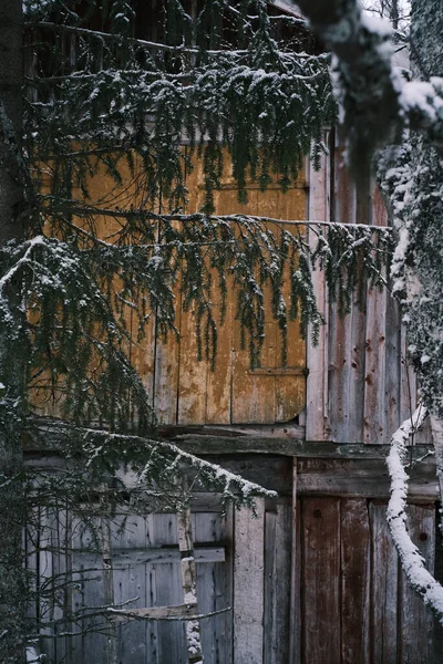 Вертикальный Снимок Деталей Деревенской Каюты Снежную Погоду — стоковое фото