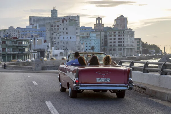 Havana Cuba Jul 2019 Знімок Вулиці Хабана Ретро Автомобілями Людьми — стокове фото