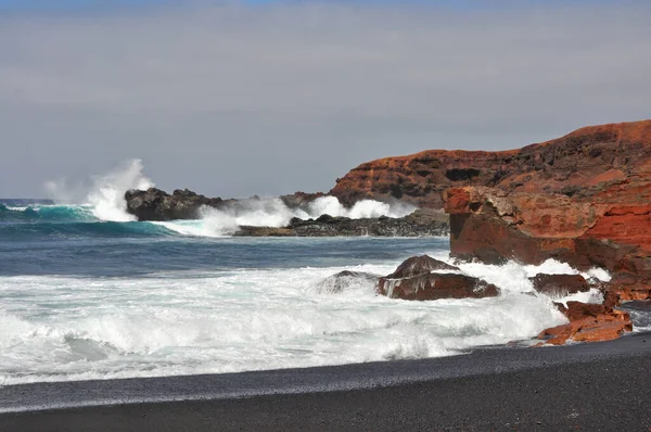 Röd Och Svart Sand Stranden Lava Den Spanska Kanariska Lanzarote — Stockfoto