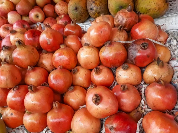 Μια Εναέρια Λήψη Φρέσκων Ροδιών Και Κόκκινων Μήλων Στοιβαγμένων Στην — Φωτογραφία Αρχείου