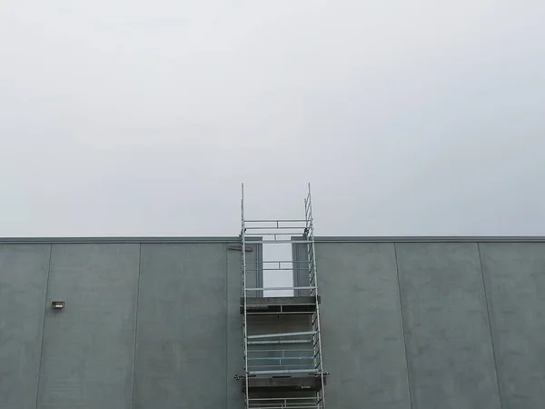 Uma Imagem Tons Cinza Andaime Externo Armazém Industrial Construção — Fotografia de Stock