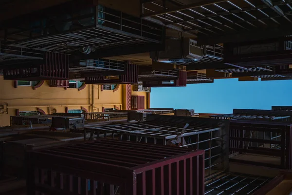 Eine Flache Aufnahme Von Zwei Gebäuden Mit Metallischen Treppen Und — Stockfoto