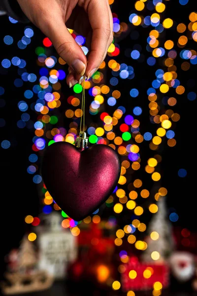 Вертикальный Крупным Планом Снимок Руки Держащей Украшение Сердца Перед Рождественскими — стоковое фото