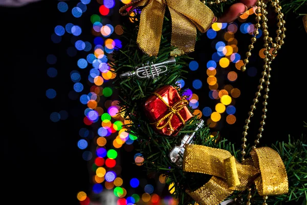 Bulanık Bokeh Işıklarına Karşı Bir Noel Dekorasyonunun Yakın Çekimi — Stok fotoğraf