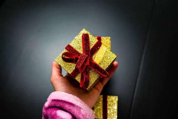 Nahaufnahme Einer Hand Die Ein Verpacktes Weihnachtsgeschenk Hält — Stockfoto