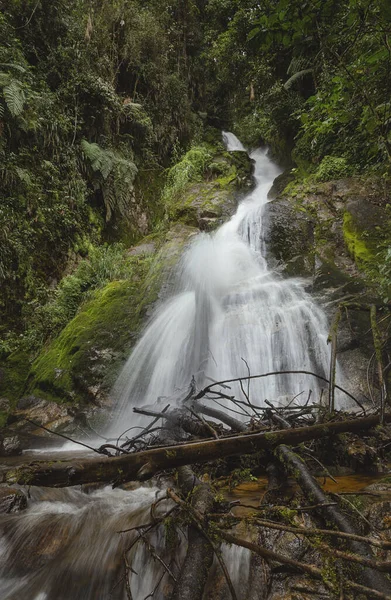Krásný Výhled Vodní Potok Vodopádu Protékající Skálami Pokrytými Mechem — Stock fotografie