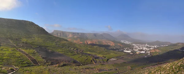 มมองทางอากาศเหน บเขาเกษตรบนภ เขาไฟสเปนเกาะคานาร Lanzarote — ภาพถ่ายสต็อก