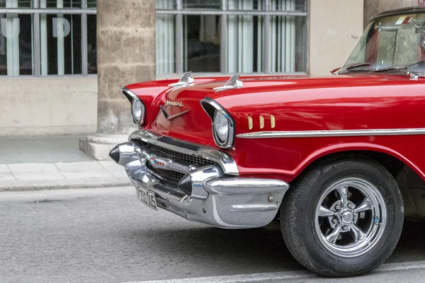 Havana Havana Eski Moda Kırmızı Bir Arabanın Yüzünün Yakın Çekimi — Stok fotoğraf