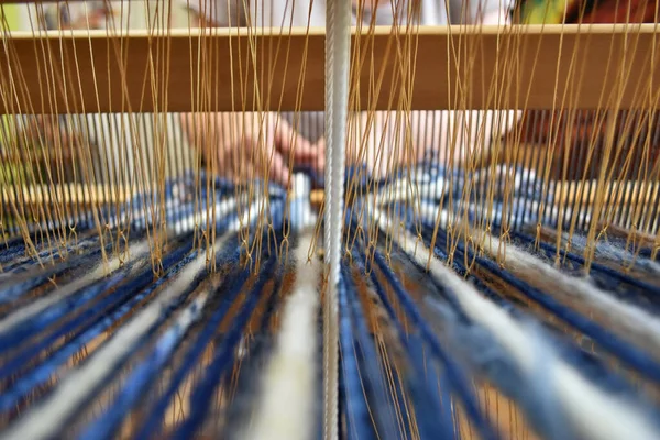 Primo Piano Delle Mani Una Donna Che Tessono Telaio — Foto Stock