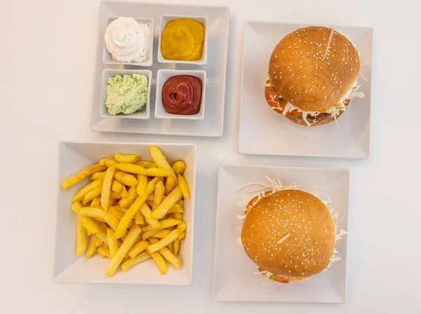 Ein Blick Von Oben Auf Leckere Gourmet Burger Pommes Und — Stockfoto