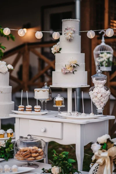 Güzel Dekore Edilmiş Beyaz Bir Düğün Pastasının Dikey Çekimi — Stok fotoğraf
