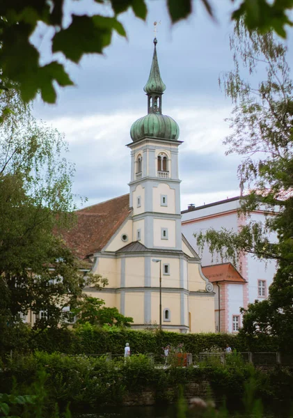 Függőleges Felvétel Egy Templom Zöld Torony Alatt Kék Stadtgarten Konstanz — Stock Fotó