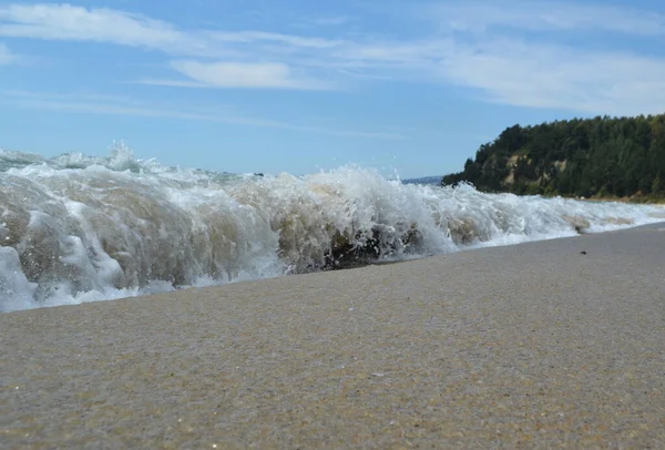 Beautiful View Wavy Sea Hitting Sandy Beach Coast — Stock Photo, Image