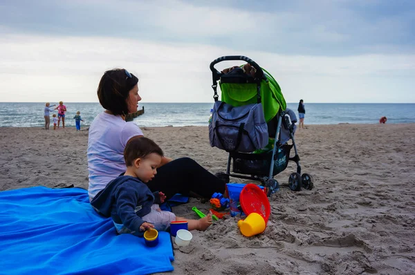 Sarbinowo Polsko Července 2015 Žena Její Dítě Sedí Dece Pláži — Stock fotografie
