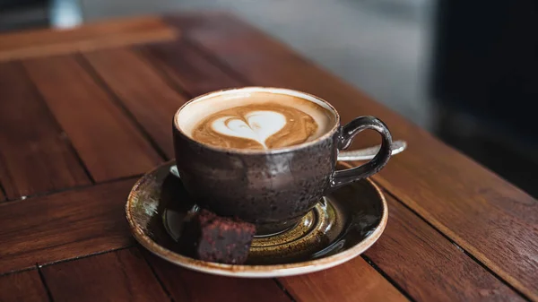 Penutup Secangkir Cappuccino Panas Segar Dengan Sepotong Kue Manis Atas — Stok Foto