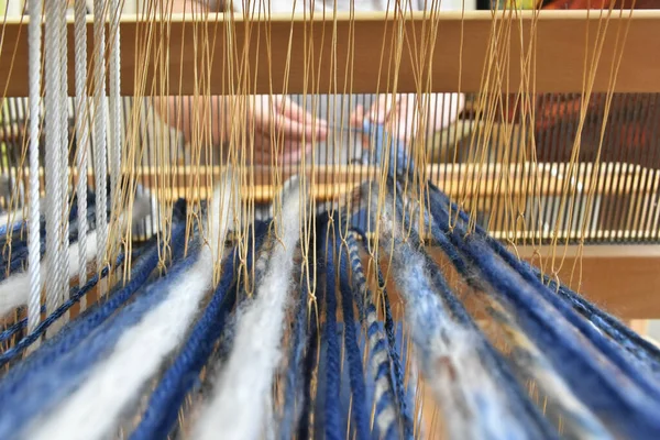 织机上织女手的特写照片 — 图库照片