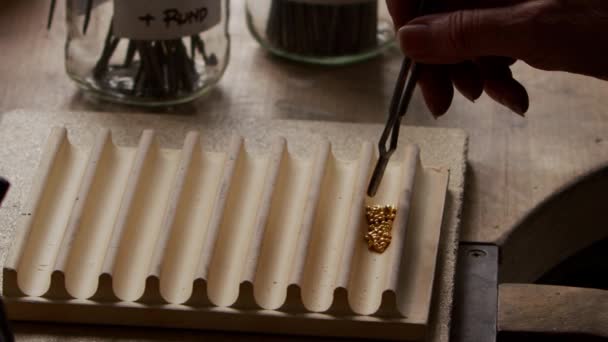 Footage Melting Gold Jewelry — Stock Video