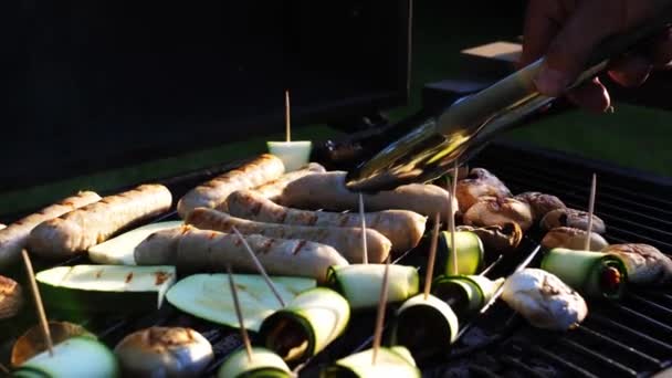 Kolbászok Grillezése Zöldségekkel Hagymával Egyéb Gyümölcsökkel Grillezéskor Étteremben — Stock videók