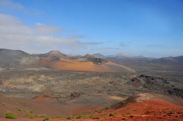 Flyg Eller Drönarutsikt Över Det Karga Vulkaniska Landskapet Nationalparken Timanfaya — Stockfoto