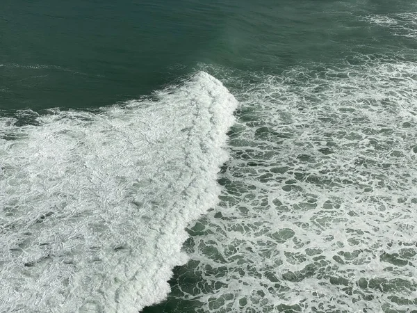 Une Belle Vue Des Éclaboussures Des Vagues Mer Sous Lumière — Photo