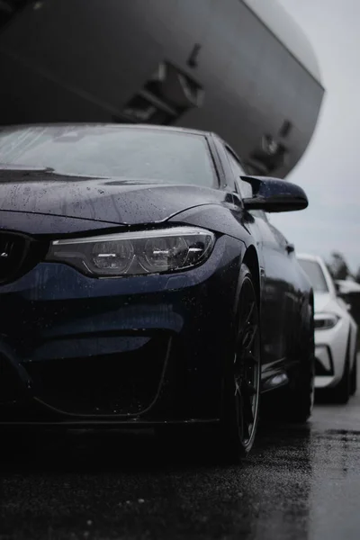 Nahaufnahme Der Front Eines Schwarzen Nassen Luxusautos Regen — Stockfoto