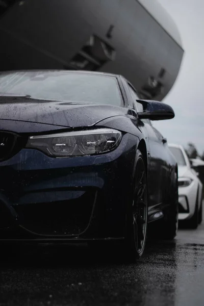 Primer Plano Parte Delantera Coche Lujo Húmedo Negro Bajo Lluvia — Foto de Stock