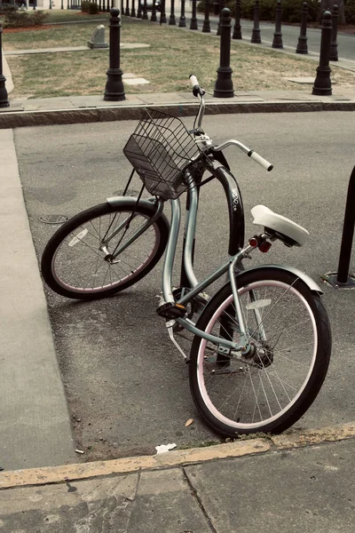 Μια Κάθετη Φωτογραφία Ενός Παλιού Ποδηλάτου Στο Πάρκινγκ Έξω — Φωτογραφία Αρχείου