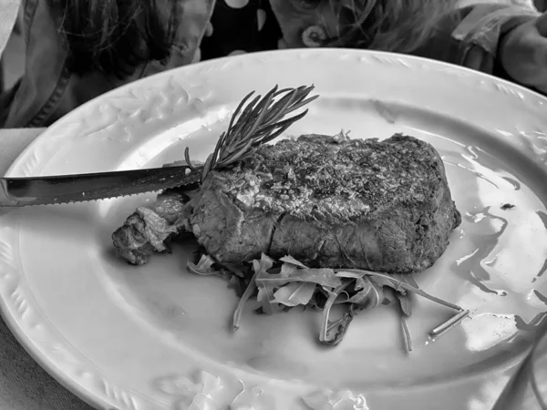 Tiro Escala Grises Filete Con Hierbas Plato Con Cuchillo —  Fotos de Stock