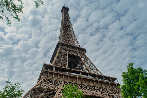 在法国巴黎 埃菲尔铁塔与多云的天空相映成趣 — 图库照片