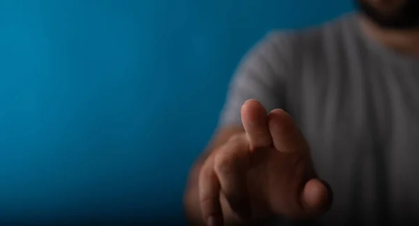 Foco Superficial Dos Dedos Homem Apontando Uma Tela Com Espaço — Fotografia de Stock