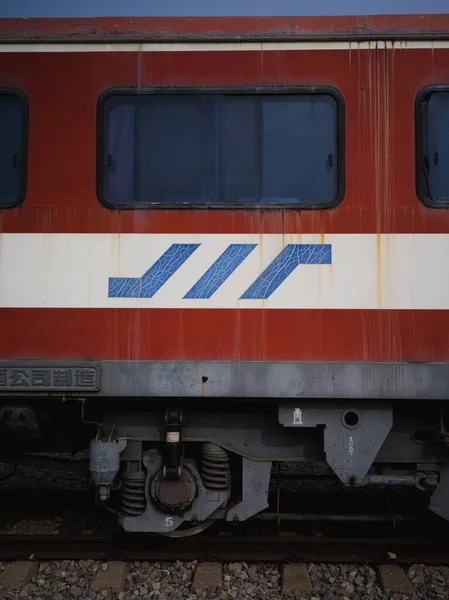 Egy Közeli Kép Egy Piros Öreg Vasúti Kocsiról Egy Vasútállomáson — Stock Fotó