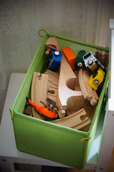 플라스틱 상자는 장난감 자동차로 있습니다 — 스톡 사진