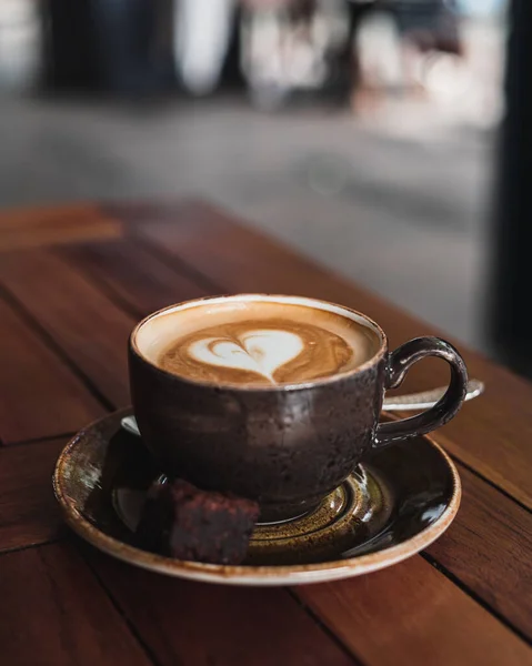 Gros Plan Une Tasse Cappuccino Chaud Frais Avec Morceau Pâtisserie — Photo