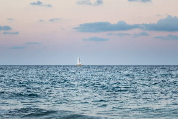 Veleiro Navegando Oceano Atlântico Ondulado Brilhando Sob Céu Rosa Nublado — Fotografia de Stock