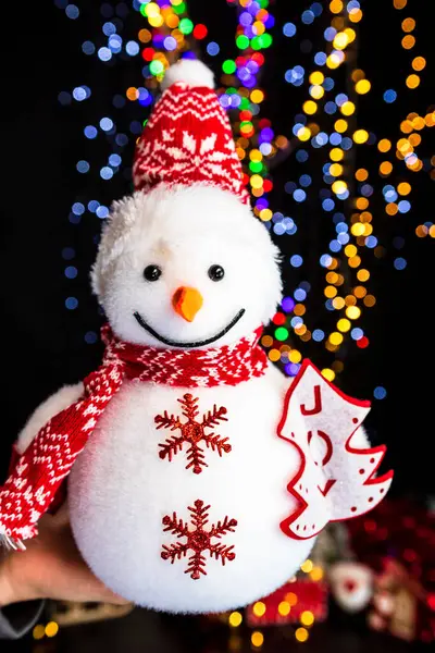 Een Verticaal Close Shot Van Een Opknoping Sneeuwpop Ornament Voorkant — Stockfoto