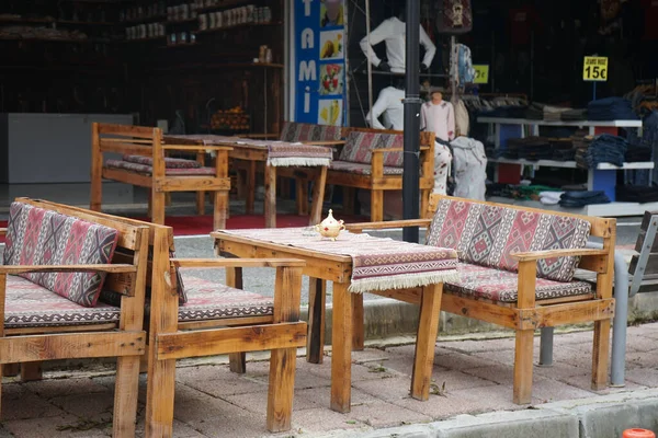 Een Close Shot Van Tafels Een Outdoor Stoep Cafe Naast — Stockfoto