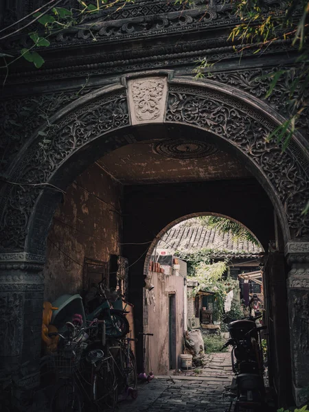 Uma Foto Cênica Túnel Arco Vintage Cheio Bicicletas Antigas — Fotografia de Stock