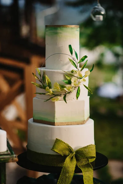 Eine Vertikale Aufnahme Einer Wunderschön Dekorierten Weißen Hochzeitstorte Freien — Stockfoto