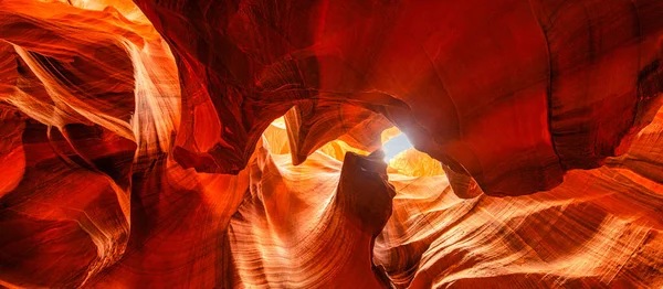 Gyönyörű Kilátás Csodálatos Homokkő Képződmények Híres Antelope Canyon Egy Napsütéses — Stock Fotó