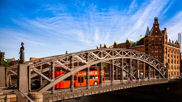 Hamburg Alemania 2021 Una Foto Panorámica Puente Sobre Canal Ciudad — Foto de Stock