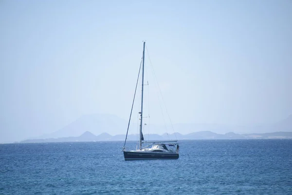 Veleiro Navegando Mar Calmo Costa — Fotografia de Stock